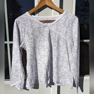 Garnet Hill Asian Wrap Pajamas in EUC size small in gray and white flowered prin